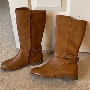 Brown kids boots Never worn -great shape size 3.